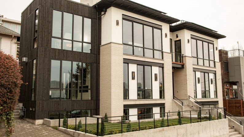 Custom home with white Aspen brick from Mutual Materials